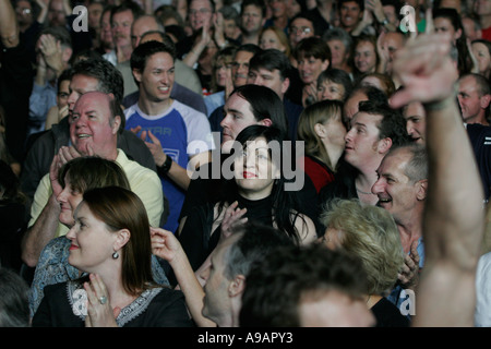 Musikfreunde beim Konzert Stockfoto