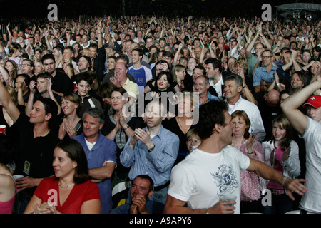Fans feiern den Beginn des Rolling-Stones-Konzert in Sydney im April 2006 Stockfoto