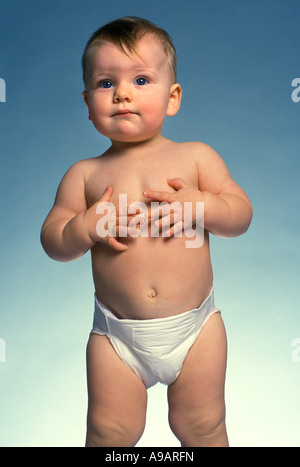 SÄUGLING BABY STEHEND Stockfoto