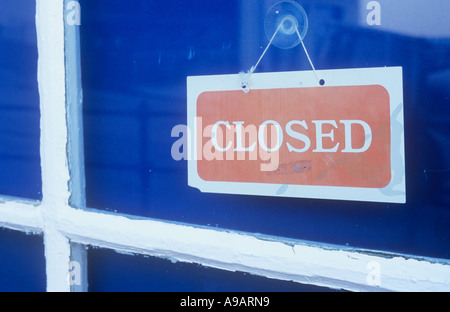 Nahaufnahme von einem roten und weißen Schild in einem Shop oder Kiosk oder Cafe Fenster mit blauen Jalousien oder Vorhänge geschlossen unter Angabe Stockfoto