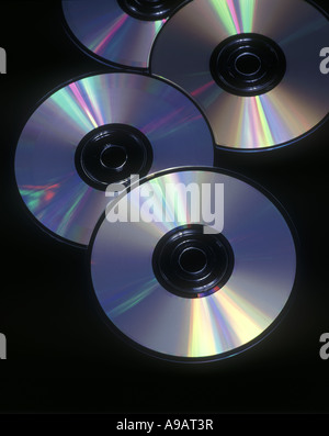 CLOSE UP REIHE VON KOMPAKTEN CD ROM-DISCS AUF SCHWARZEM HINTERGRUND Stockfoto