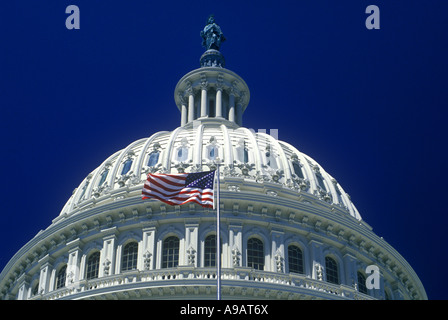 DIE KUPPEL DES KAPITOLGEBÄUDES WEHT DIE FLAGGE DER VEREINIGTEN STAATEN AM FAHNENMAST WASHINGTON DC USA Stockfoto