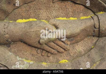 Detail eines Grabsteins Sandstein, in denen wurde eine männliche Hand auszustrecken und halten oder eine weibliche Hand schütteln geschnitzt Stockfoto