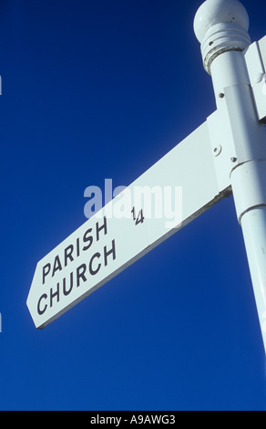 Weißes Schild gegen einen klaren tiefblauen Himmel in Richtung zeigt und erklärt Pfarrkirche ¼ Stockfoto