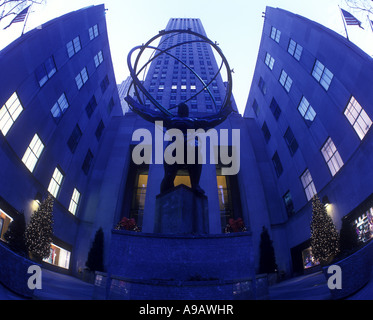 ATLAS-STATUE (© LEE LAWRIE 1937) ROCKEFELLER CENTER (© RAYMOND HOOD 1939) FIFTH AVENUE IN MANHATTAN NEW YORK CITY USA Stockfoto