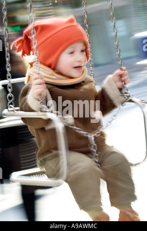 JUNGE BERGEWELT AUF KARNEVAL SWING RIDE PARK. Stockfoto