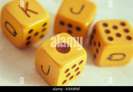 Vier gelbe Elfenbein Poker Würfel auf einer Creme aus Stein oder Gips Oberfläche mit Ass König Jack und acht Gesicht Nahaufnahme Stockfoto