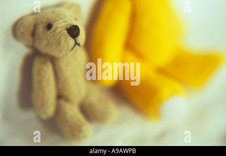 Nahaufnahme von einem jungen Kind Ted sitzen mit Geduld oder Rücktritt oder Langeweile mit einem Erwachsenen Teddybär mit Kopf unsichtbar Stockfoto