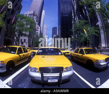 STRAßENSZENE GELBES TAXI CABS FIFTH AVENUE IN MANHATTAN NEW YORK CITY USA Stockfoto