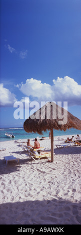 Panorama-Blick auf Strand und Meer mit Palapa Mexiko Quintana Roo Yucatan Halbinsel Akumal Riviera Maya Stockfoto