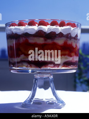 TRADITIONELLE ENGLISCHE SOMMER SHERRY TRIFLE DESSERT IN GLASSCHALE Stockfoto