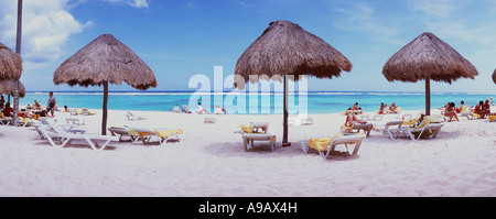 Panoramablick auf Mexiko Quintana Roo Yucatan Halbinsel Akumal Riviera Maya Palapas am Strand Stockfoto