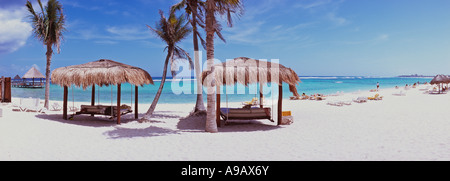 Mexiko Quintana Roo Yucatan Halbinsel Akumal Riviera Maya-Panorama-Blick auf Strand und Meer mit schwingenden Bett unter palapas Stockfoto