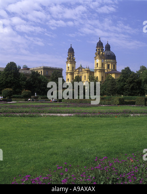 THEATINER-KIRCHE UND HOFGARTEN MÜNCHEN BAYERN DEUTSCHLAND Stockfoto