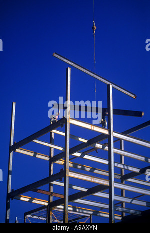 SELEKTOR ARBEITNEHMER VERBINDEN STAHLTRÄGER URBAN GESCHÄFTSHAUS BAUSTELLE Stockfoto