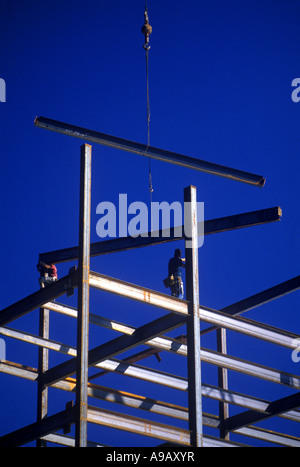 SELEKTOR ARBEITNEHMER VERBINDEN STAHLTRÄGER URBAN GESCHÄFTSHAUS BAUSTELLE Stockfoto