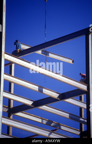 SELEKTOR ARBEITNEHMER VERBINDEN STAHLTRÄGER URBAN GESCHÄFTSHAUS BAUSTELLE Stockfoto