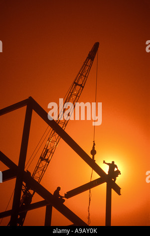 SELEKTOR ARBEITNEHMER VERBINDEN STAHLTRÄGER URBAN GESCHÄFTSHAUS BAUSTELLE Stockfoto