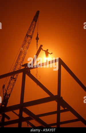 SELEKTOR ARBEITNEHMER VERBINDEN STAHLTRÄGER URBAN GESCHÄFTSHAUS BAUSTELLE Stockfoto