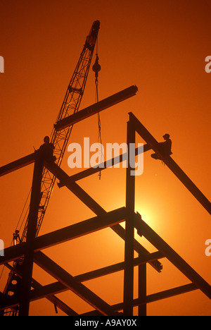 SELEKTOR ARBEITNEHMER VERBINDEN STAHLTRÄGER URBAN GESCHÄFTSHAUS BAUSTELLE Stockfoto