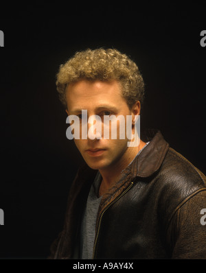 JUNGER MANN BERUFEN Stockfoto