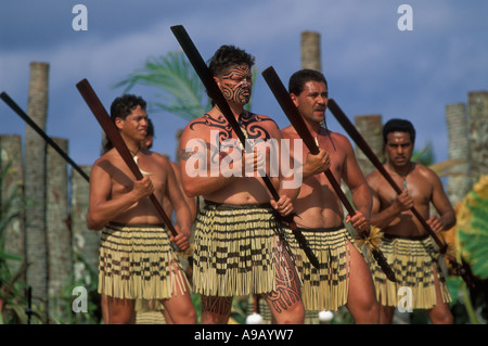 Maori Männer aus Neuseeland führen ein Kriegstanz mit Waffen auf das 6. Festival of Pacific Arts auf Rarotonga, Cook Islands Stockfoto