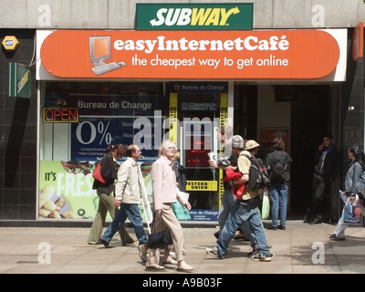 Oxford Street London vorderen Ladenschild einfach Internetcafé Räumlichkeiten mit Bureau de Change teilen Stockfoto