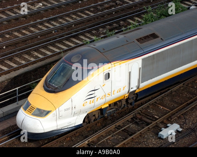 Luftaufnahme des Eurostar-Triebwerks bei Zugverbindungen zwischen Paris, Frankreich und Waterloo, London, England, Großbritannien Stockfoto