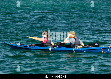 Südamerika Lateinamerika Ecuador Galapagosinseln Santa Cruz Island paar Kajakfahren und deutete auf Meereslebewesen Stockfoto