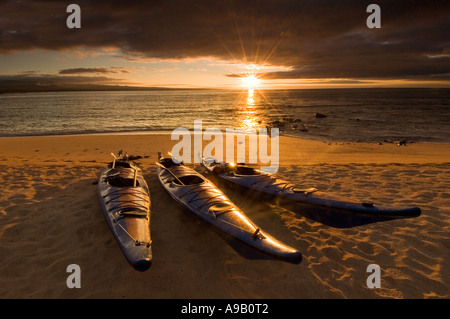 Süd Amerika Latein Amerika Ecuador Galapagos Inseln Baltra Insel in der Nähe von Santa Cruz Insel Meer Kajaks am Strand bei Sonnenuntergang Stockfoto