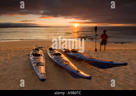 Südamerika Lateinamerika Ecuador Galapagosinseln Baltra Insel in der Nähe von Santa Cruz Island Tourist mit Paddel und Meer am Strand Stockfoto