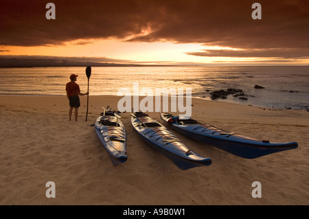 Südamerika Lateinamerika Ecuador Galapagosinseln Baltra Insel in der Nähe von Santa Cruz Island Tourist mit Paddel und Meer am Strand Stockfoto