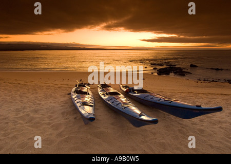 Süd Amerika Latein Amerika Ecuador Galapagos Inseln Baltra Insel in der Nähe von Santa Cruz Insel Meer Kajaks am Strand bei Sonnenuntergang Stockfoto