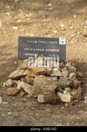 Steinen markieren die Plakette zu Oskar und Emile Shindler Allee der Gerechten unter den Völkern von Yad Vashem Jerusalem Israel Nahost Stockfoto