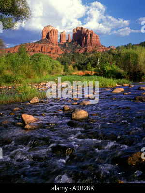 CATHEDRAL ROCK AUS ROTEN FELSEN ÜBERQUERUNG DES OAK CREEK RIVER SEDONA ARIZONA USA Stockfoto
