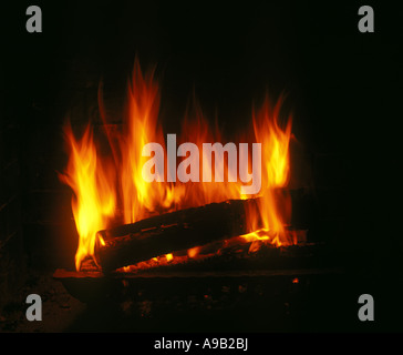 FLAMMEN AUS PROTOKOLLEN IM HAUSE KAMIN BRENNEN Stockfoto