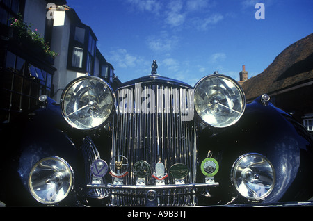 VINTAGE VORDERE STOßSTANGE ABZEICHEN 1948 JAGUAR MARK VIER GEPARKT IM TOURISTENORT DORF EAST SUSSEX ENGLAND UK Stockfoto