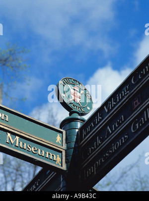 Gusseisen Finger Post, City of York, North Yorkshire, England, UK. Stockfoto