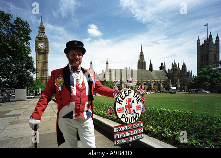 Halten des Pfund-Koalition-Vertreters in der Parliament Square London England Großbritannien UK Stockfoto