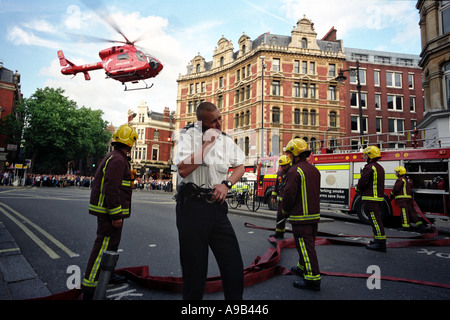 Virgin Air Rettungshubschrauber ausziehen nach einer Rettungsaktion in der Charing Cross Road London England Großbritannien UK Stockfoto