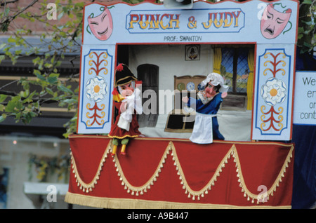 Traditionelle Handpuppen; Punch and Judy Show, City of York, North Yorkshire, England, UK. Stockfoto