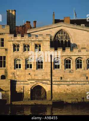 Malerische Westfassade der das mittelalterliche Rathaus gesehen über Fluss Ouse bei Sonnenuntergang, Stadt York, North Yorkshire, England, UK. Stockfoto