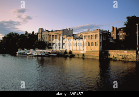 Malerischer Blick auf die Westfassade des Guildhall gesehen über Fluss Ouse, City of York, North Yorkshire, England, UK. Stockfoto