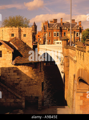 Malerische Aussicht auf Lendal Turm und Lendal Brücke über den Fluss Ouse, City of York, North Yorkshire, England, UK gesehen. Stockfoto