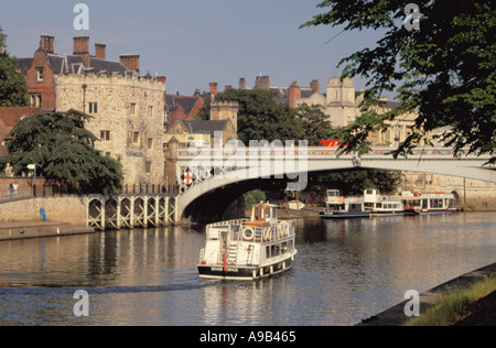 Lendal Turm, Schiff und Lendal Bridge gesehen über Fluss Ouse, City of York, North Yorkshire, England, UK. Stockfoto