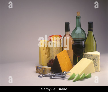 GRUPPE DER VERSCHIEDENEN WEINE UND KÄSESORTEN AUF WEIßEM HINTERGRUND Stockfoto