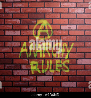 Anarchie-Regeln in gelber Farbe auf Ziegelwand gespritzt Stockfoto
