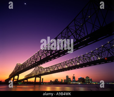 DOWNTOWN SKYLINE CRESCENT CITY BRÜCKEN MISSISSIPPI RIVER NEW ORLEANS, Louisiana, USA Stockfoto