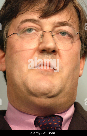 Stephen Fry englischer Schauspieler Schriftsteller Komiker Autor und Fernsehmoderator & Filmregie an Hay Festival 2003 Hay on Wye Wales UK Stockfoto