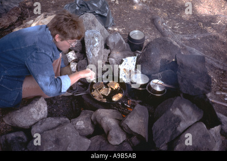 Kochen über Feuer Stockfoto